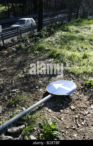 beschädigte Straße Verkehrszeichen beachten Sie links im Feld Stockfoto