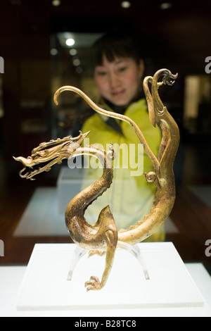 Besucher betrachten ein chinesischer Drache Ornament auf dem Display im Glaskasten in Shaanxi Geschichte Museum Xian China Stockfoto