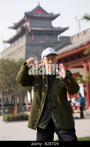 Man übt Tai Chi als Bestandteil seiner Frühsport im Park von der Stadt Mauer Xian China Stockfoto