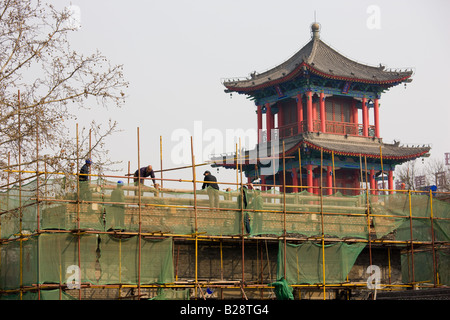 Arbeiter Reparaturarbeiten in Xian China Stockfoto