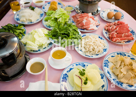 Traditionelle chinesische Eintopf Mahlzeit im touristischen Restaurant Xian Kochen Diners, rohem Fleisch und Gemüse in der heißen Suppe Stockfoto