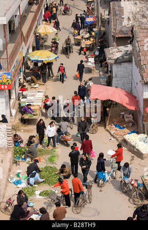 Traditionelle chinesische Straßenmarkt, gesehen von der Stadt Mauer Xian China Stockfoto