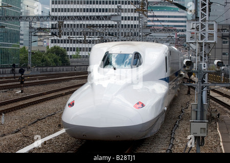 Neuestes Modell der Shinkansen-Hochgeschwindigkeitszug der N700 eingeführt im Juli 2007 wird hier gesehen Tokyo Station herausziehen Stockfoto