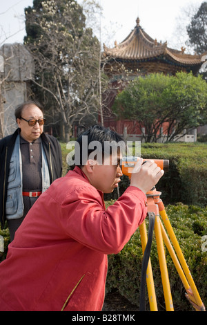 Gutachter bei der Arbeit im Wald von Stone Tablets Xian China Stockfoto
