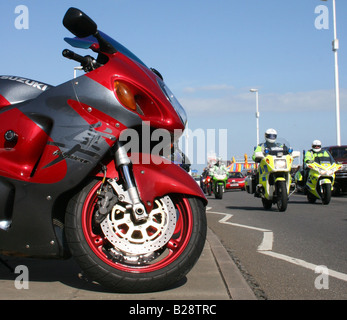 Die Suzuki Hayabusa GSX1300R hyper Sportmotorrad und Polizei Motorräder am Maifeiertag Hastings Bike Festival Sussex England Stockfoto