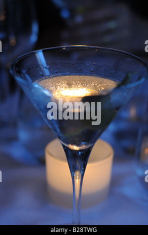 Foto von einen Martini mit Oliven, mit Feuchtigkeit in der Hitze des Sommers, in das Candle-light Restaurant schimmernde Perlen Stockfoto