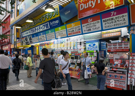 Verbraucher-Elektronik-Bezirk in Tokio Akihabara genannt ist immer voller Shopper suchen ein Angebot Stockfoto