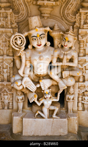 Ungewöhnliche weiße Marmor SHIVA und PARVATI in einem alten JAIN-Tempel in JAISALMER FORT RAJASTHAN Indien Stockfoto