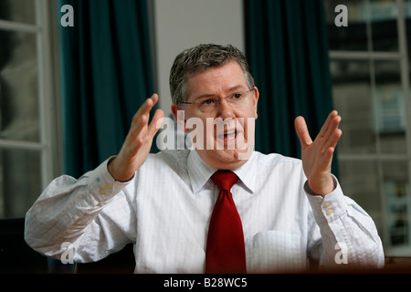 ANDY KERR MSP FÜR EAST KILBRIDE UND EHEMALIGER MINISTER FÜR GESUNDHEIT FAVORIT WENDY ALEXANDER ALS DER FÜHRER DER SCOTTIS ERFOLGREICH Stockfoto