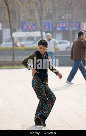 Frau Praktiken Tai Chi als Teil von ihr Frühsport im Park von der Stadt Mauer Xian China Stockfoto