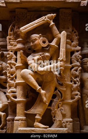 HAND geschnitzt Sandstein DIVA mit Schwertern in einem alten JAIN-Tempel in JAISALMER FORT RAJASTHAN Indien Stockfoto