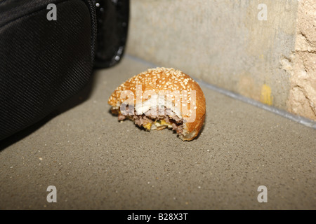Halb gegessenen Hamburger Stockfoto