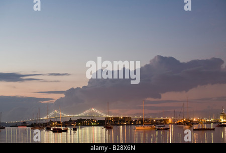 Die Claiborne Pell Brücke beleuchtet in der Nacht mit Goat Island im Vordergrund Stockfoto