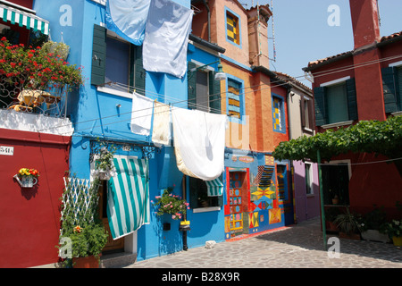 Bunt bemalte Häuser auf der Insel Burano mit waschen hängen zum trocknen. Stockfoto