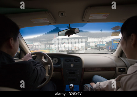 Chinesischen Fahrer und Beifahrer im Auto nähert sich der Autobahn-Maut Xian China Stockfoto