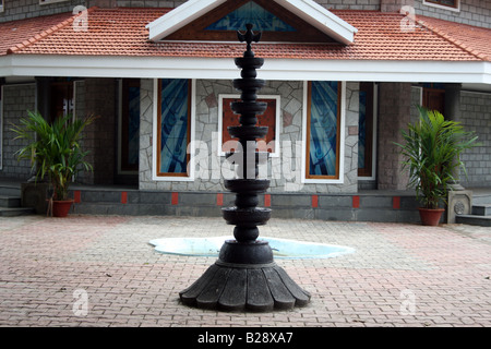 Langen schwarzen traditionelle religiöse Lampe Backstein Innenhof vor berühmten christliche Kapelle, wo religiöse Zeremonien stattfinden Stockfoto