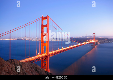 Beleuchtete Golden Gate Bridge leuchtet in der Dämmerung an einem Herbstabend Stockfoto