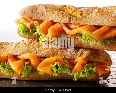 Nahaufnahme der Räucherlachs salat Baguette in französischem Brot stick Stockfoto