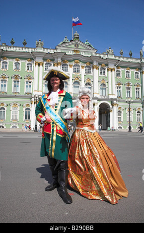 Menschen in traditioneller Tracht vor dem Schlossplatz Eremitage in St. Petersburg Stockfoto