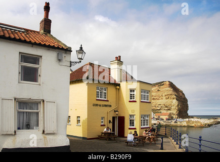 Kabeljau und Hummer Pub in Staithes North Yorkshire Stockfoto