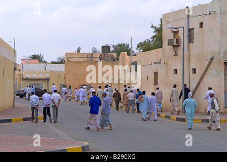 Männer verlassen Freitagsgebet Ar Rustaq Oman Stockfoto