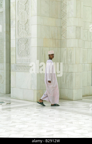 Junger Mann zu Fuß in Sultan Qaboos Grand Moschee Muscat Oman Stockfoto