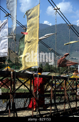 Gebete-Fahnen im Wind auf der Überfahrt nach Punakha Dzong Kloster westliche Bhutan Stockfoto