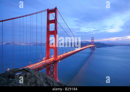 Golden Gate Bridge leuchtet am Abend Stockfoto