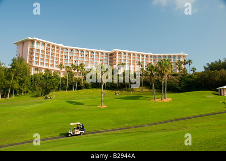 Golfer-Fahrt zum nächsten Loch auf dem Golfplatz Fairmont Southampton das Fairmont Southampton Hotel Southampton Parish Bermuda Stockfoto