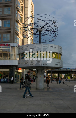 Passanten die Weltzeituhr Weltzeituhr auf dem Alexanderplatz in Berlin Stockfoto