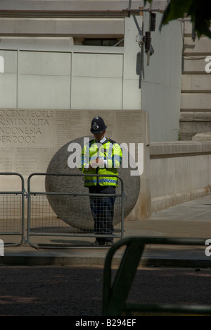 Polizist in London prüft das Handy während Bush London besuchen Stockfoto