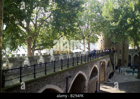 Raleigh s Spaziergang Tower of London London England Stockfoto