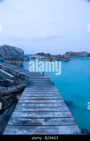 Einem hölzernen Pier führt zum Meer bei Sonnenaufgang Fairmont Southampton Beach Southampton Parish Bermuda Stockfoto