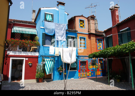 Bunt bemalte Häuser auf der Insel Burano mit waschen hängen zum trocknen. Stockfoto