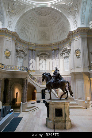 Statue in große Kuppel der Bode-Museum in Berlin Deutschland 2008 Stockfoto