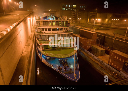 Kreuzfahrtschiff in Schleuse am drei Schluchten Staudamm Jangtse China Stockfoto