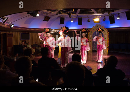 Traditionelle Tänzerinnen auf Victoria Line Cruise Ship für westliche Touristen Jangtse China Stockfoto