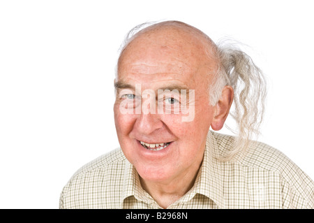 Ein älterer Mann zeigt seine "Kamm-Over" um seine Glatze vor dem Hintergrund von reinem weiß (255) zu decken. Stockfoto