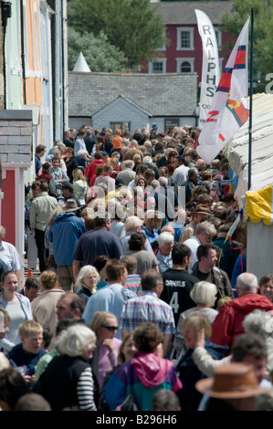 Menschen drängen sich Kai an der Cardigan Bay Seafood Festival Aberaeron Wales UK, Juli 2008 Stockfoto