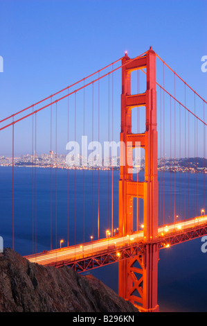 North Tower der Golden Gate Bridge leuchtet in der Dämmerung Stockfoto