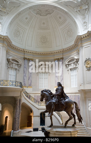 Statue in große Kuppel der Bode-Museum in Berlin Deutschland 2008 Stockfoto