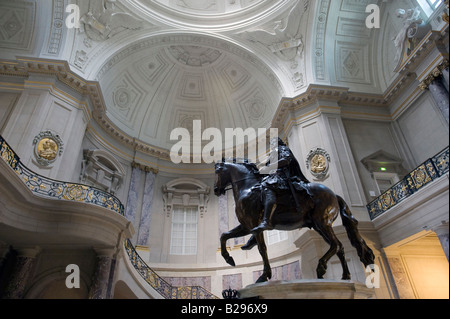 Statue in große Kuppel der Bode-Museum in Berlin Deutschland 2008 Stockfoto