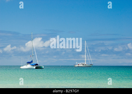 Ein Segelboot und ein Katamaran in Hanalei Bay auf der nördlichen Seite Kauai Hanalei Bay Kauai Hawaii ist verankert Stockfoto