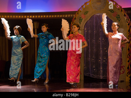 Tänzer in Cheongsams führen traditionelle Show auf Victoria Line Cruise Ship für westliche Touristen Jangtse China Stockfoto