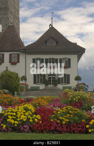 Schweiz-Spiez-Schloss in der kleinen Stadt Spiez befindet sich am Ufer des Thunersees Stockfoto