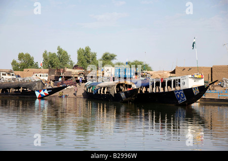 Boote am Ufer des Flusses Niger Mali Stockfoto