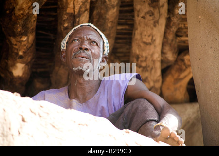 Mali Cliff Dörfer zwischen Banani Sanga und Kani Kombole Klippe Wohnung mit Mann ruht Stockfoto