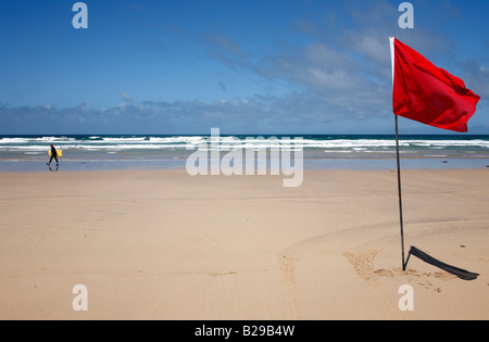 Rote Flagge kein Schwimmen am Strand, Gwithian Towans in Cornwall, Großbritannien. Stockfoto