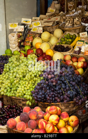 Obst Pasta und Steinpilze Pilze verkauft bei lokalen Lieferanten in Siena Toskana Italien Europa Stockfoto