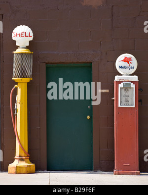 alte Schale und Mobilgas gas-Zapfsäulen, Chatham, New York, USA Stockfoto